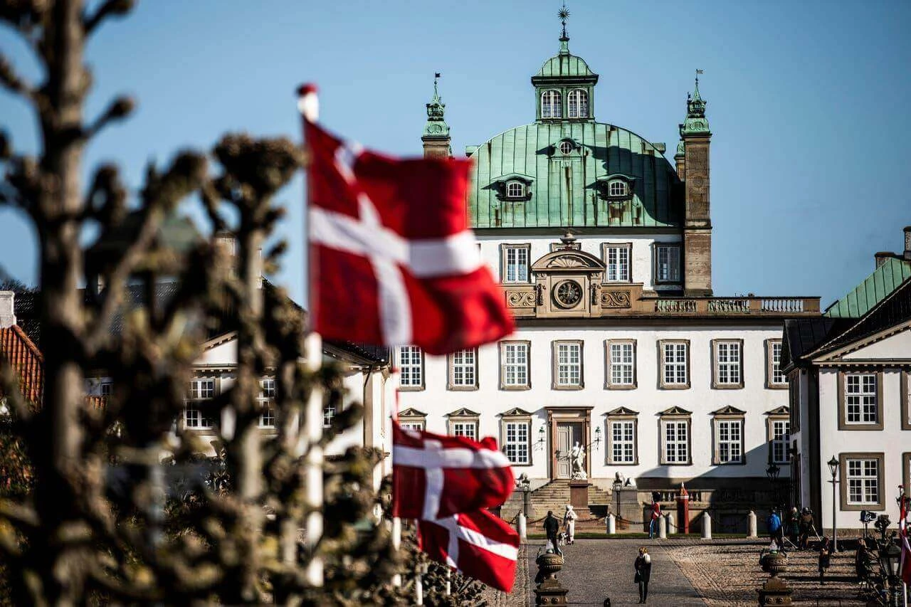 Дания има ще премахне всички останали противоепидемични мреки следващата седмица,