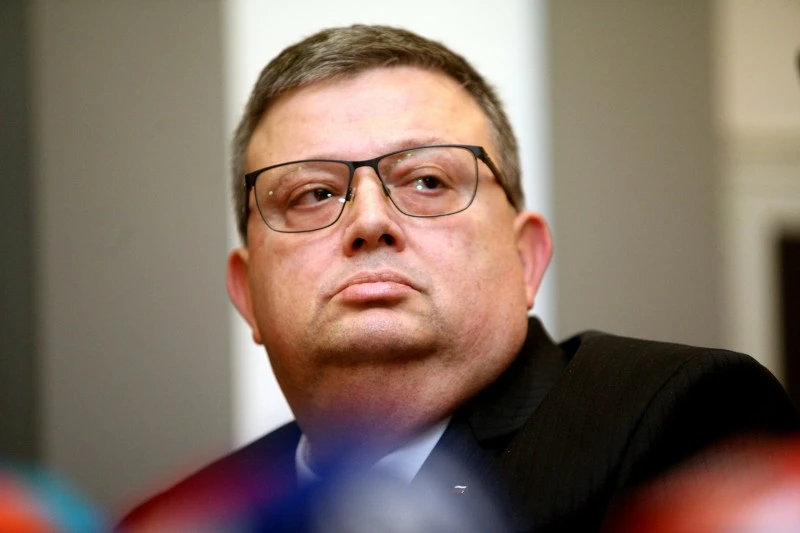 Парламентарната антикорупционна комисия изслушва днес шефа на КПКОНПИ Сотир Цацаров.Поводът