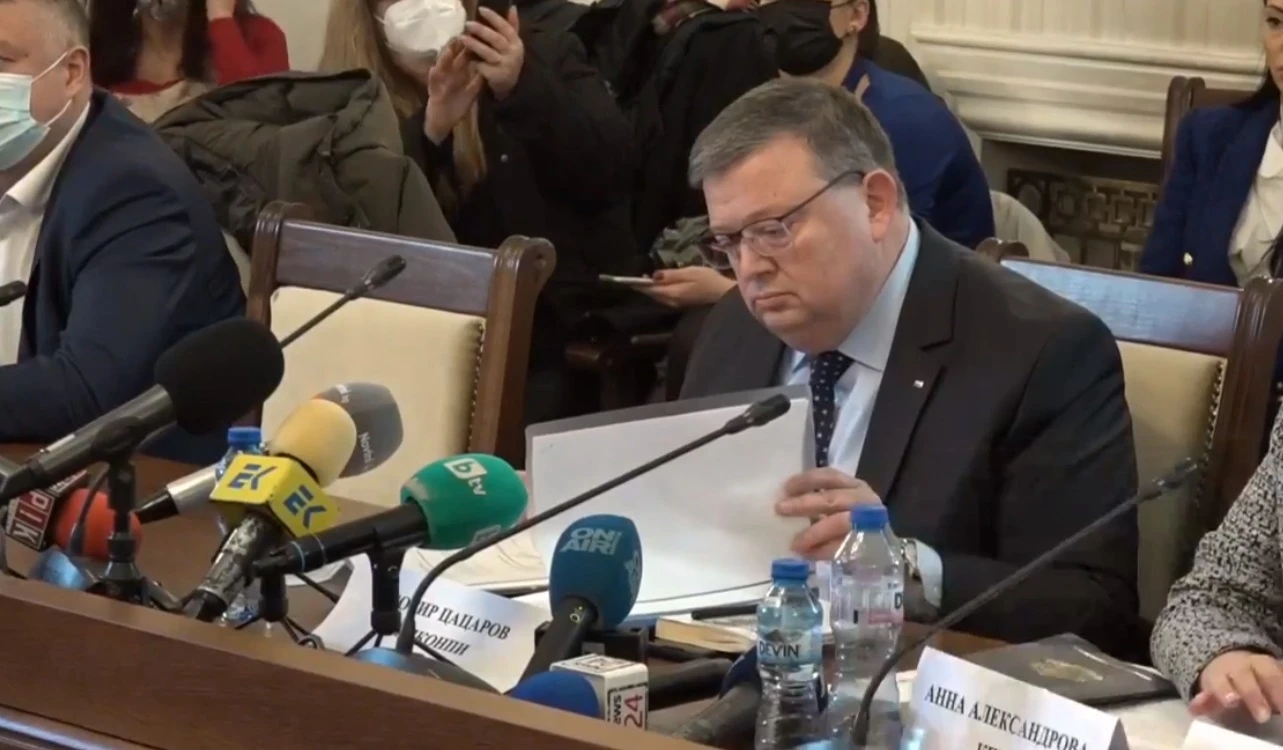 Парламентарната антикорупционна комисия изслушва днес шефа на КПКОНПИ Сотир Цацаров.Поводът