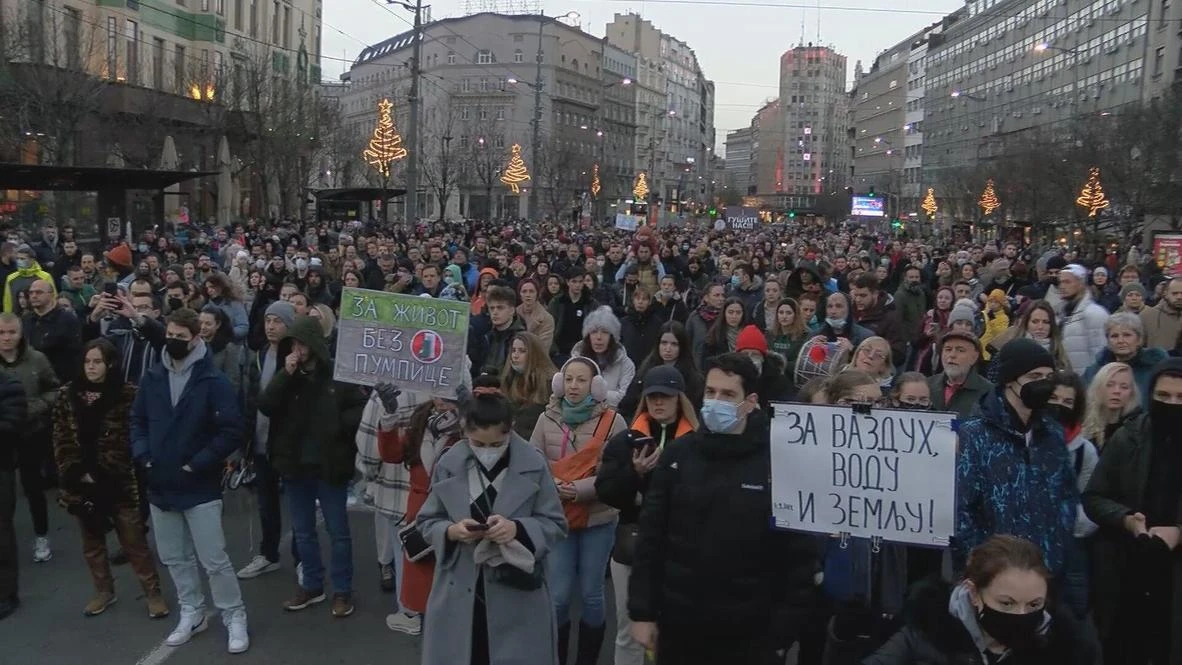 Хиляди излязоха по улиците на Белград в неделя, за да