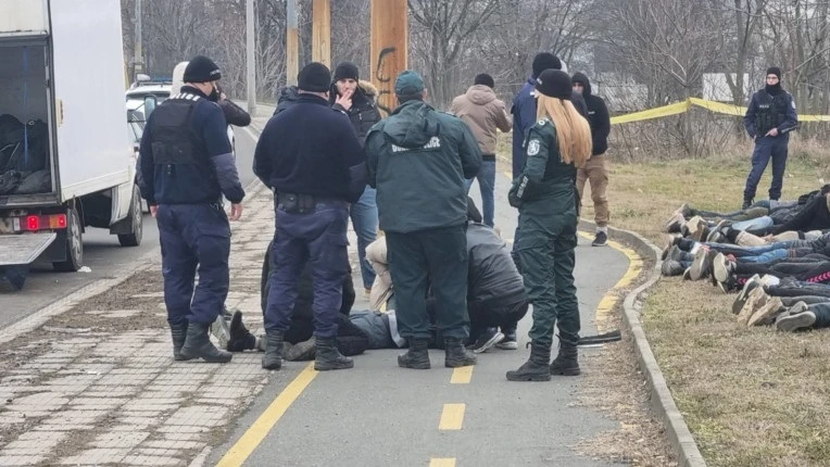 Голяма група мигранти бяха заловени край Нова Загора, съобщава БГНЕС.