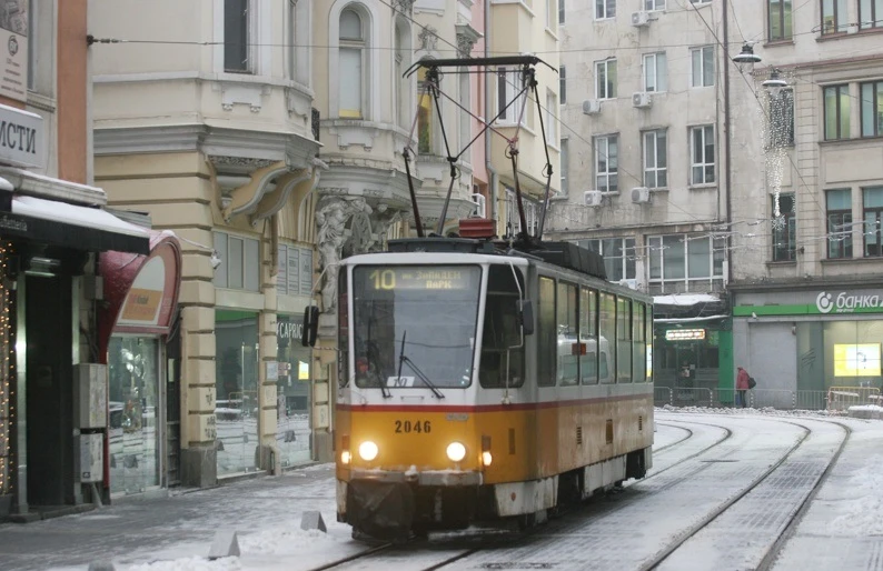 Трамвай блъсна 15-годишно момиче в центъра на София, съобщиха от