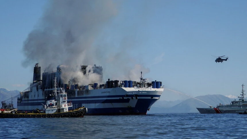 Седми ден продължава спасителната операция във военното пристанище на Астакос.По-късно