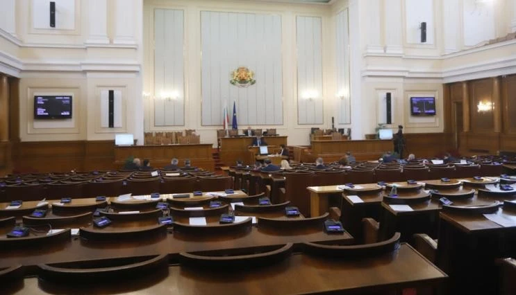Депутатите обсъждат бюджета на съдебната власт. Предвидено е намаляване на