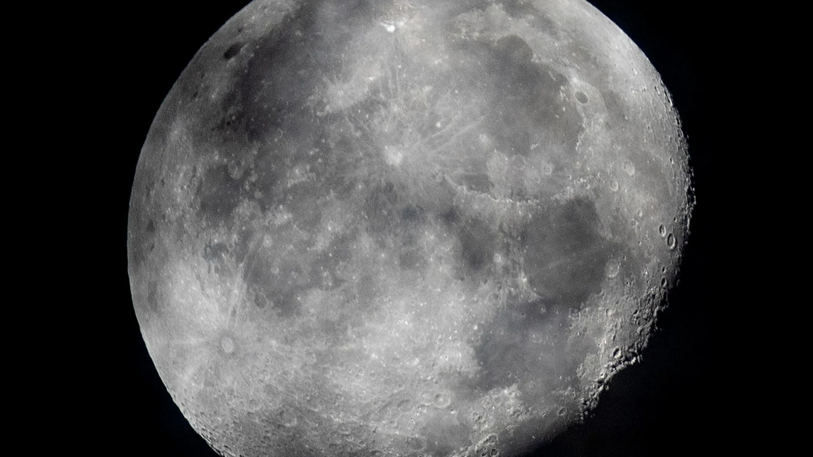 Луната е пред сблъсък с тежащ три тона космически боклук,