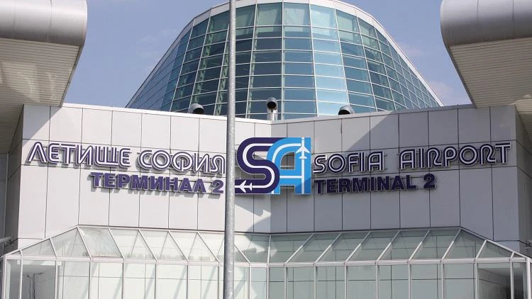 Взривни устройства са открити на Летище София, съобщават пътници, които
