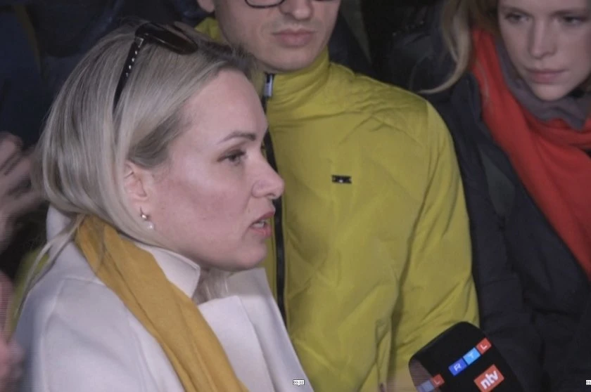 Телевизионната журналистка Марина Овсянникова, която протестира в ефир срещу нахлуването