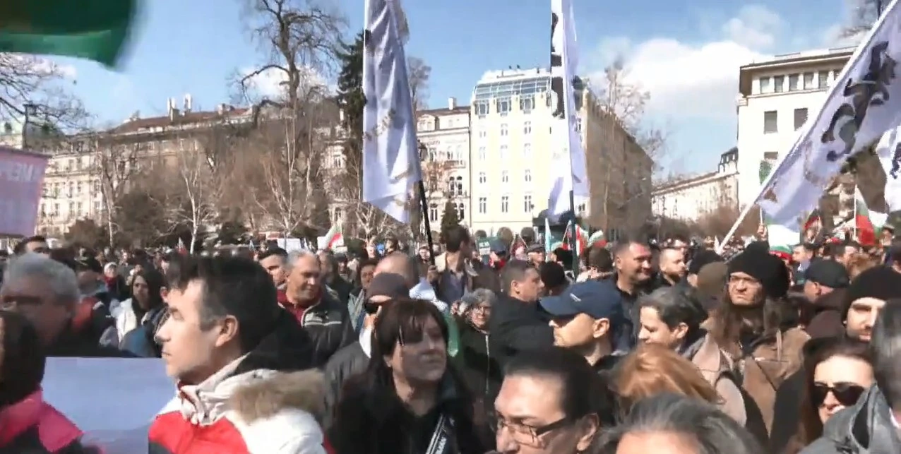 Политическа партия Възраждане организира протест пред Министерството на отбраната.Исканията на