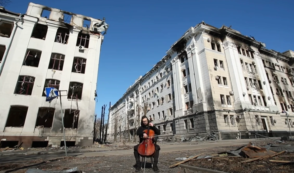 Денис Карачевцев е свирил на виолончело в някои от най-престижните