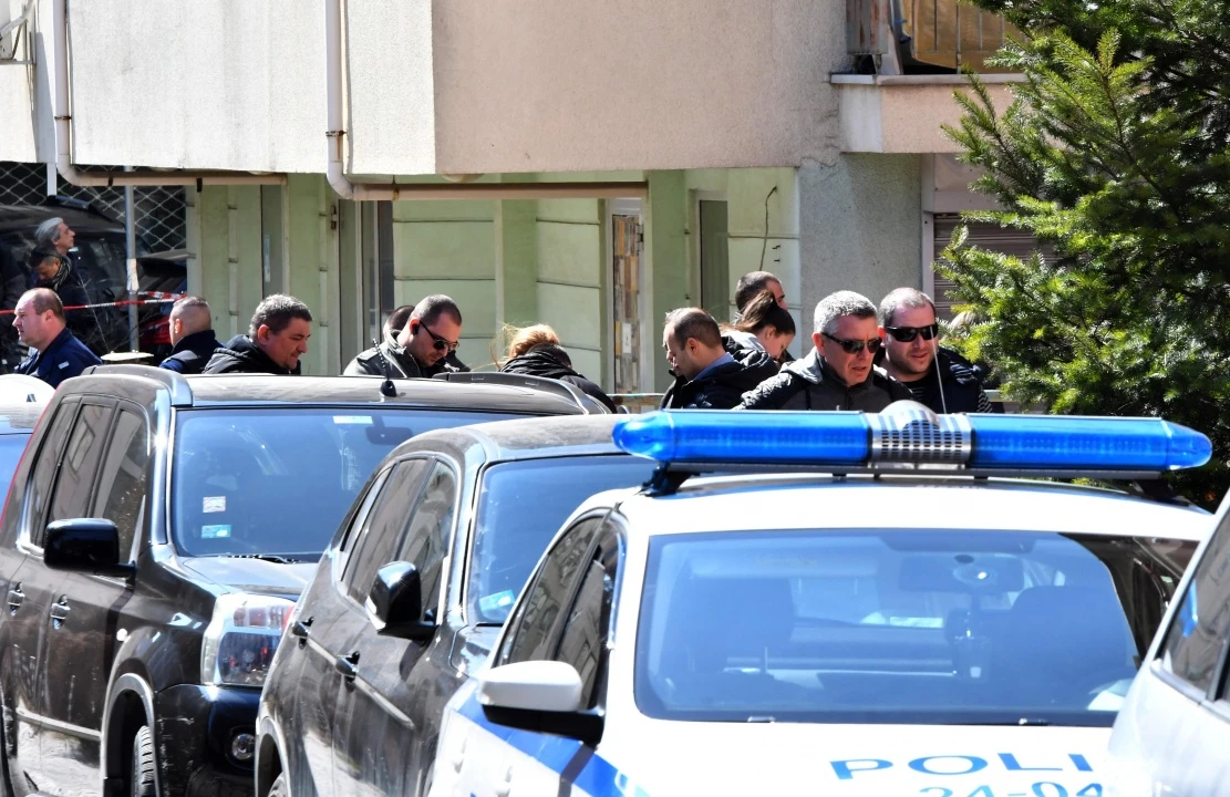 Сапьори претърсват кофите около мястото на убийството в София, намерена