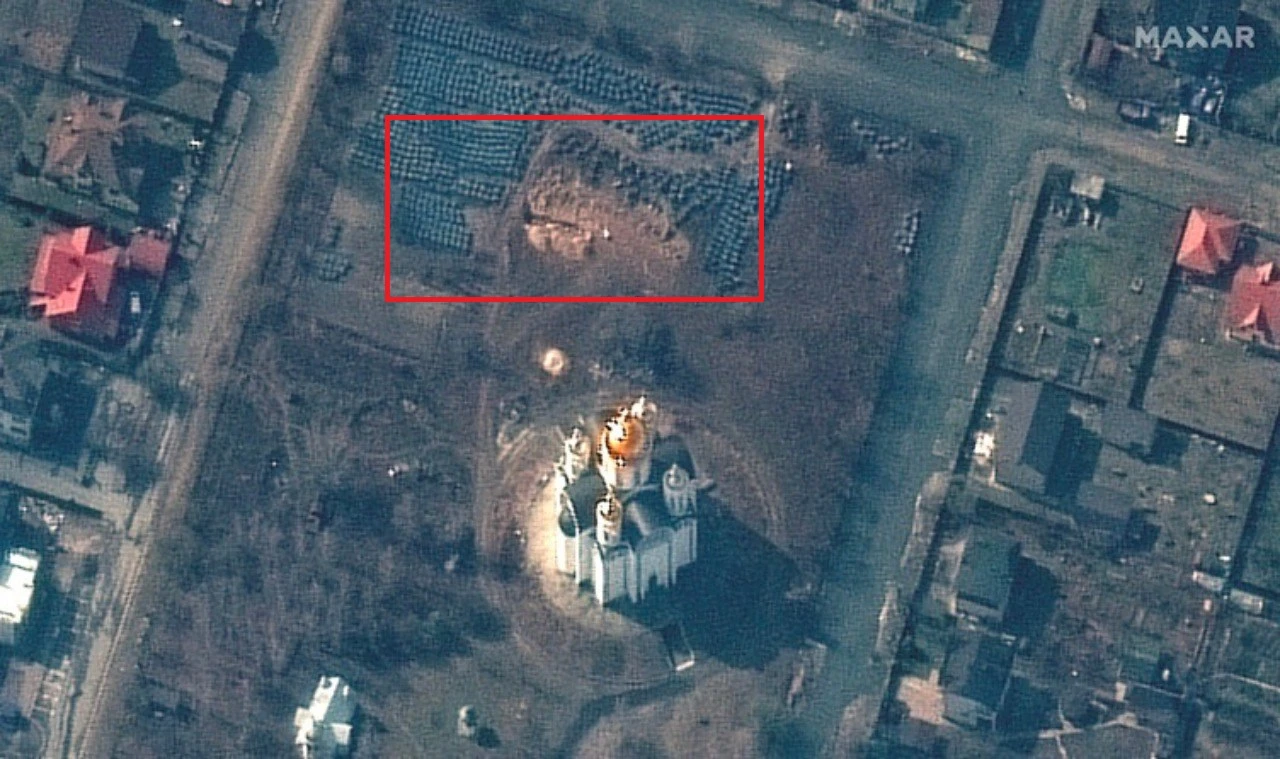 Според информацията и сателитните изображения на Маxar, масовият гроб, в