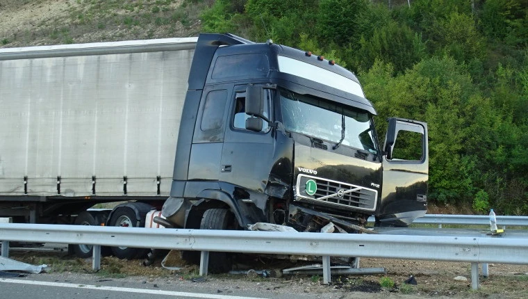 Катастрофа с ТИР блокира международен път Е-79 между Ботевград и