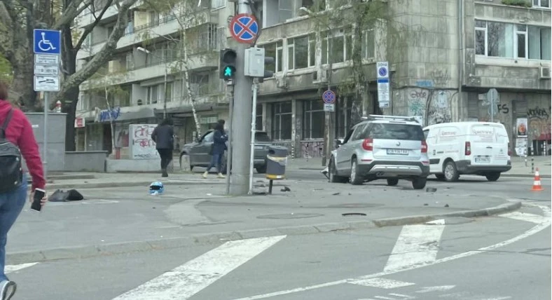 СНИМКА: БНТКола удари моторист на кръстовището пред Националния стадион Васил