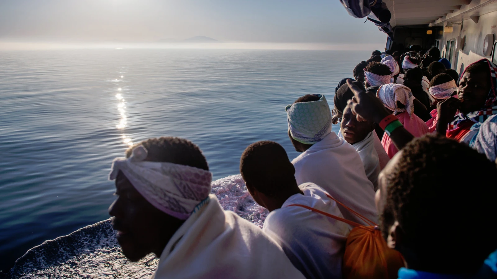 Най-малко 12 африкански мигранти са загинали, а други 10 са