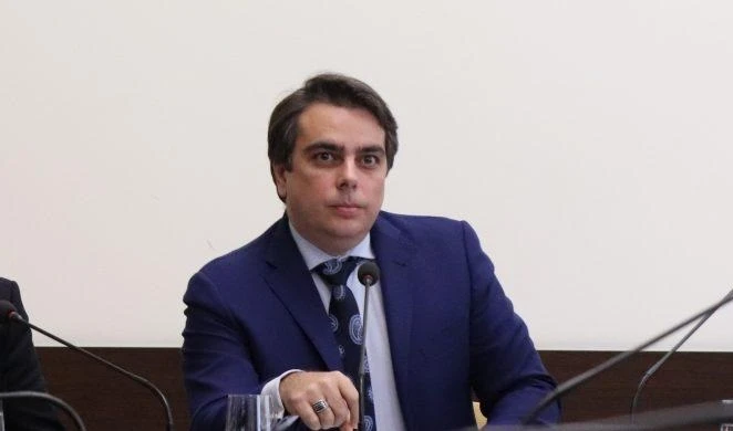 Позицията на президента е позорна. Това заяви вицепремиерът Асен Василев.