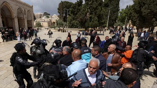Избухнаха нови сблъсъци между израелската полиция и палестинците в Йерусалим,