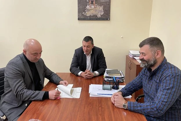 Заместник-министърът на земеделието Стефан Бурджев, сключи договор заедно с кмета