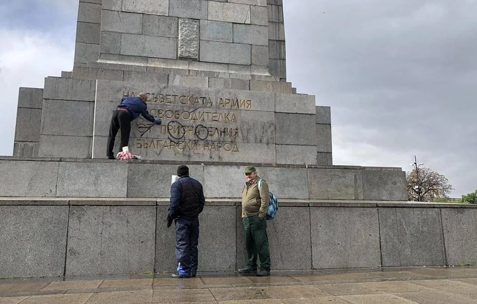Напрежение на Паметника на Съветската армия. По повод 9 май