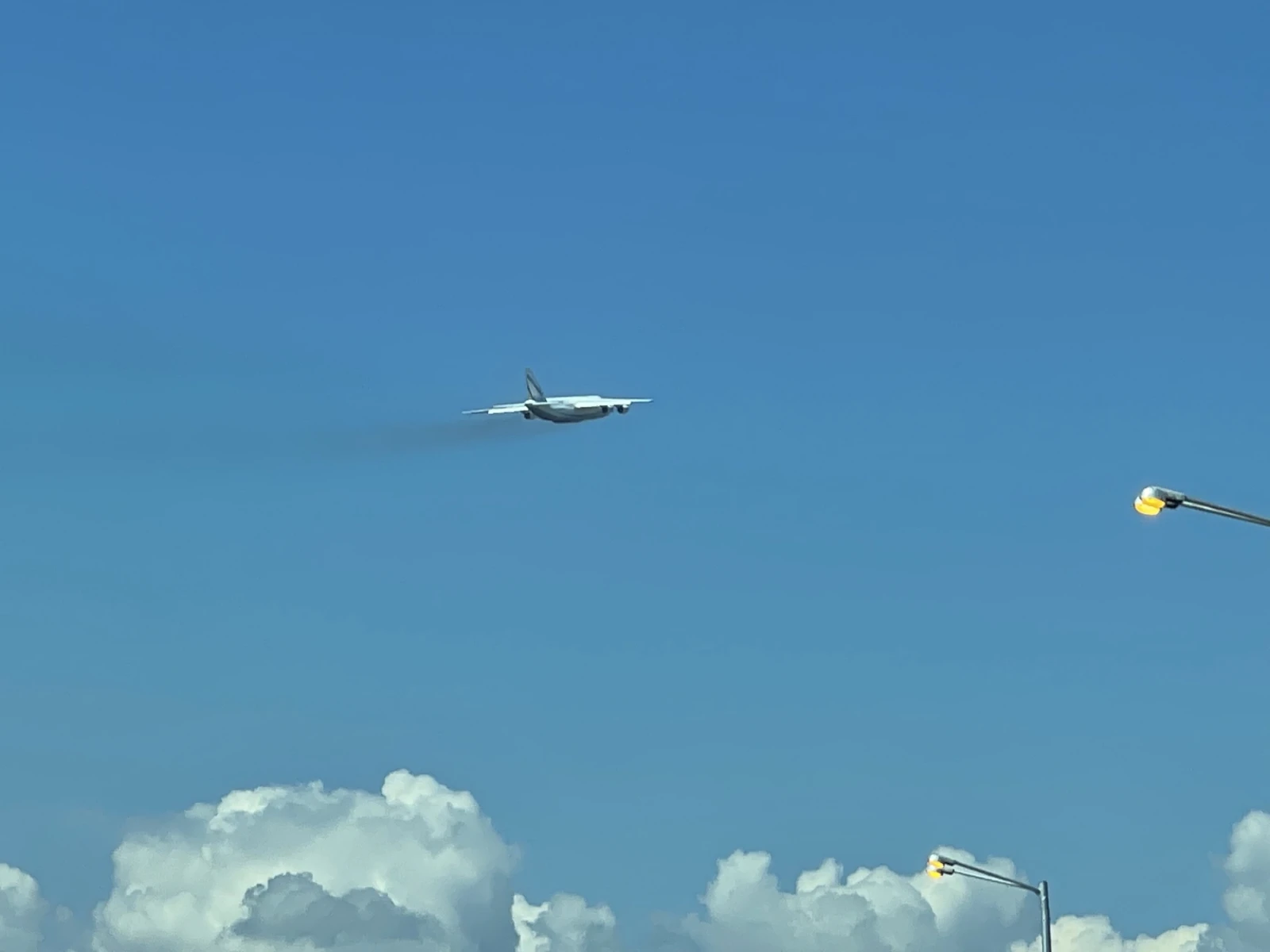 Украинският самолет Антонов Ан-124 излетя от Летище София, съобщи зрител