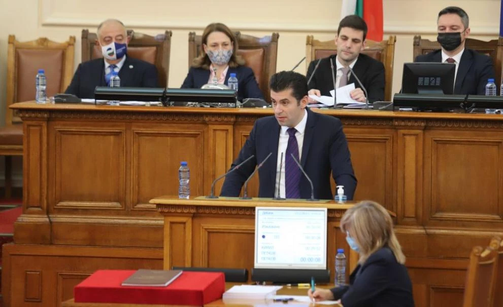 Премиерът Кирил Петков отиде изненадващо в Народното събрание. Към момента