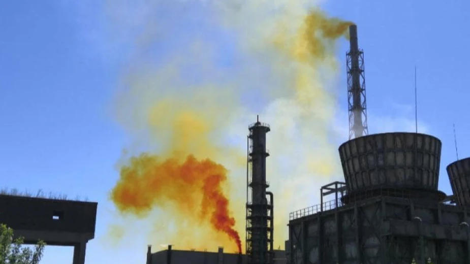 Снимка: БНР Гъст жълт пушек от торовия завод в Димитровград