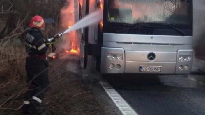Автобус по редовната линия Варна-Силистра се запали край Варна вчера