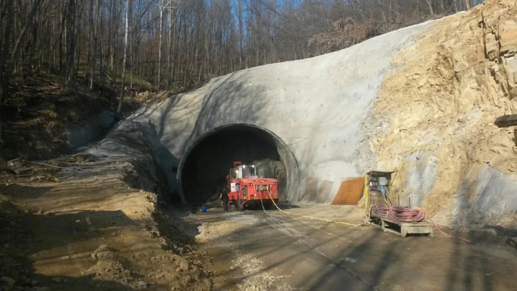 Подписаха договорите за строежа и за строителен надзор на тунела