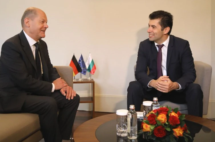 Започна срещата на министър-председателя Кирил Петков с канцлера на Федерална