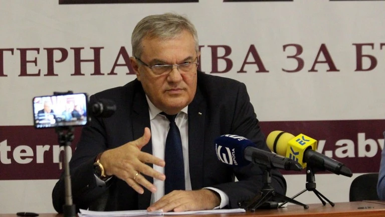 Зам.-министър Иван Христанов твърди, че му е предлаган рушвет от