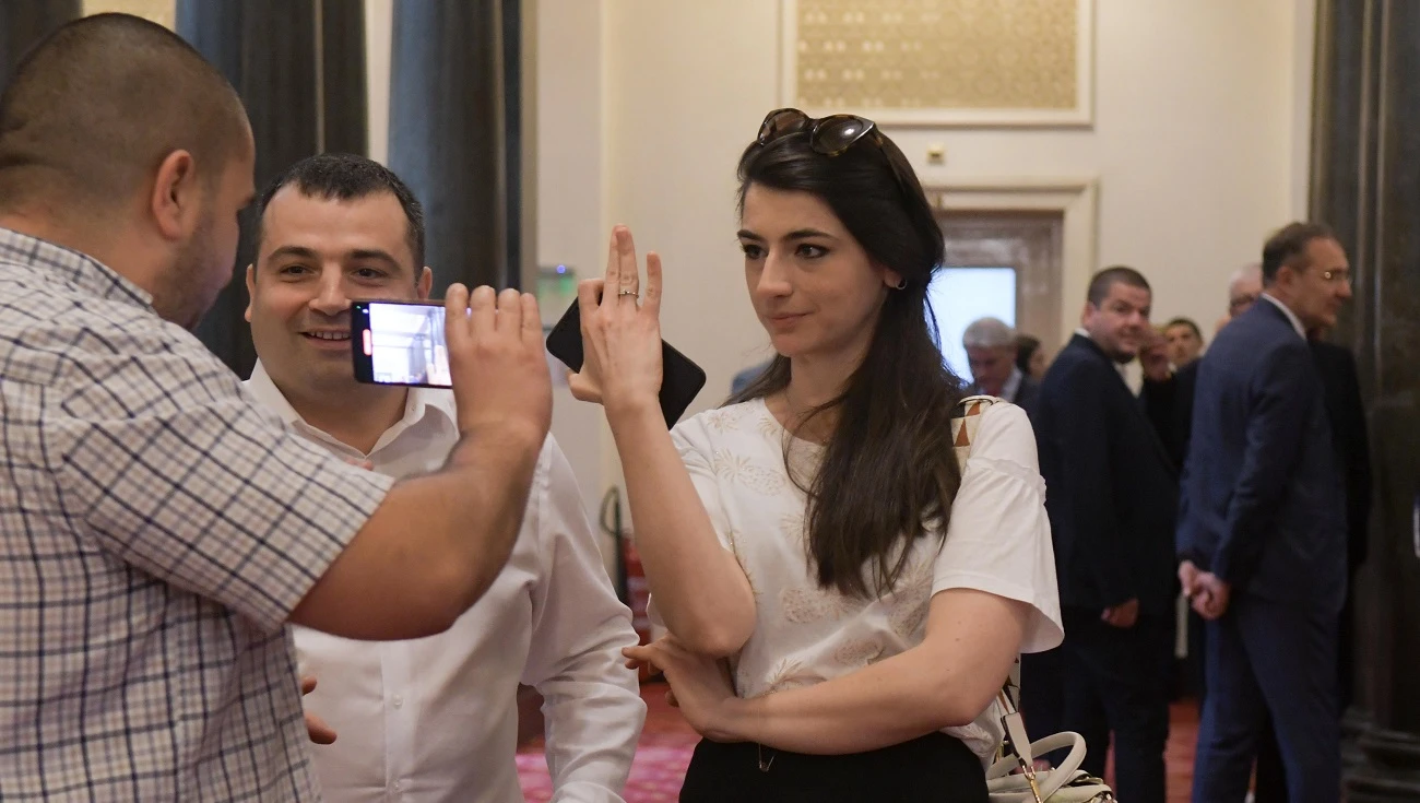 Снимка: БулфотоЛена Бориславова показа годежен пръстен в Народното събрание. Това