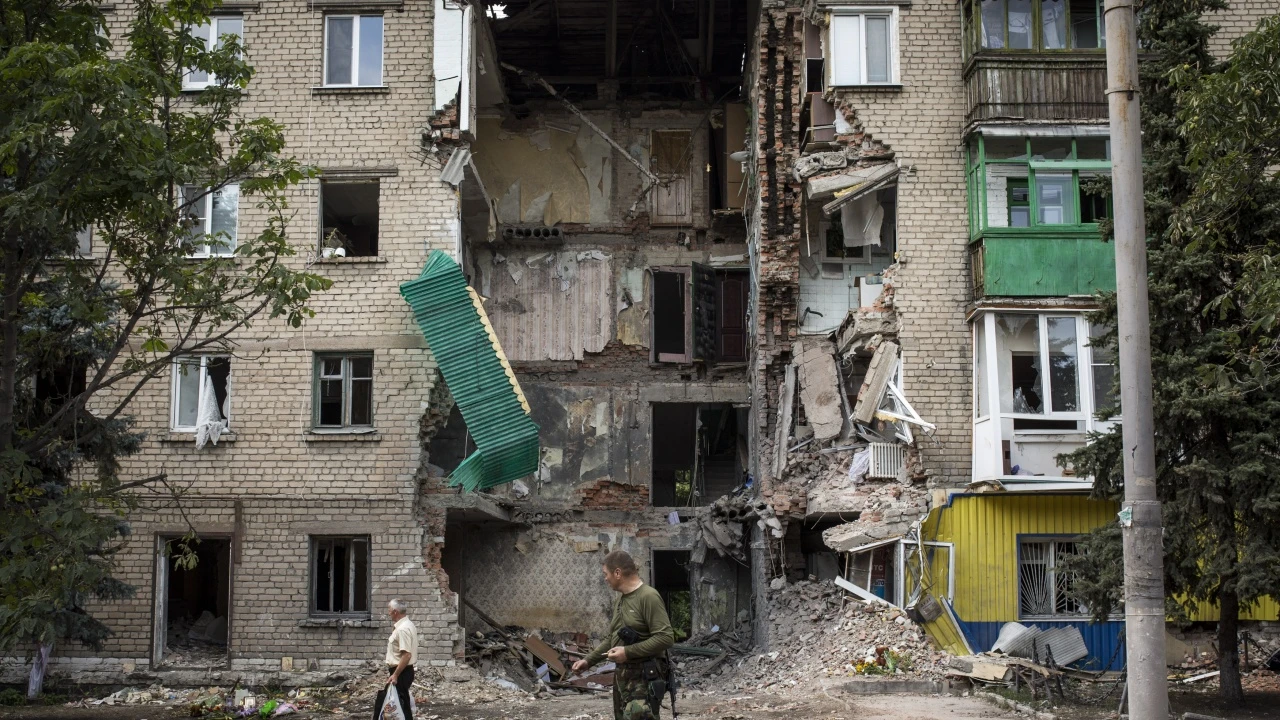 Лисичанск е бил подложен на масиран обстрел, съобщават местните власти.По