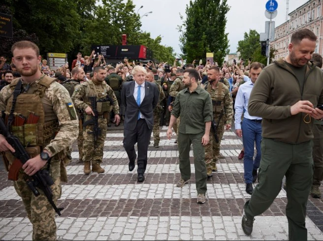 СНИМКА: ЕPAБританският премиер Борис Джонсън се срещна с украинския президент