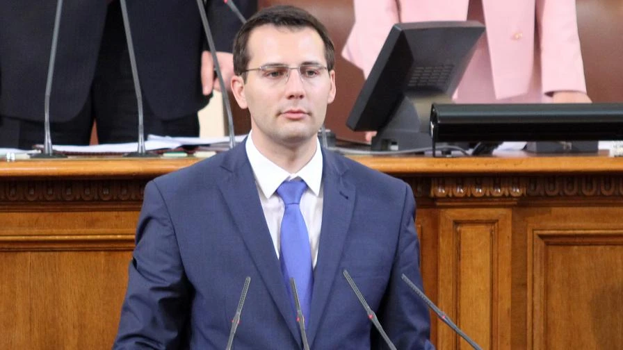 Депутатът от ДПС Станислав Анастасов осъмна с надписи по вратата