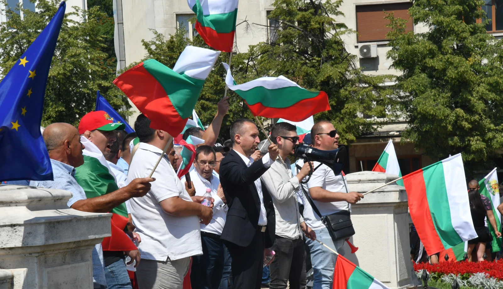 Снимка: БулфотоПровежда се протест пред Народното събрание срещу правителството на
