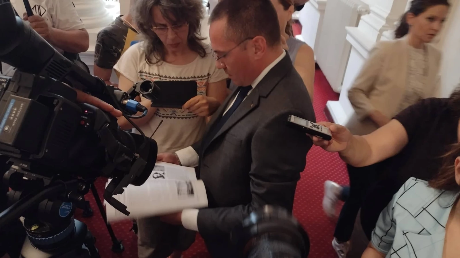 Ангел Джамбазки донесе учебници по история на депутатите преди обсъждането