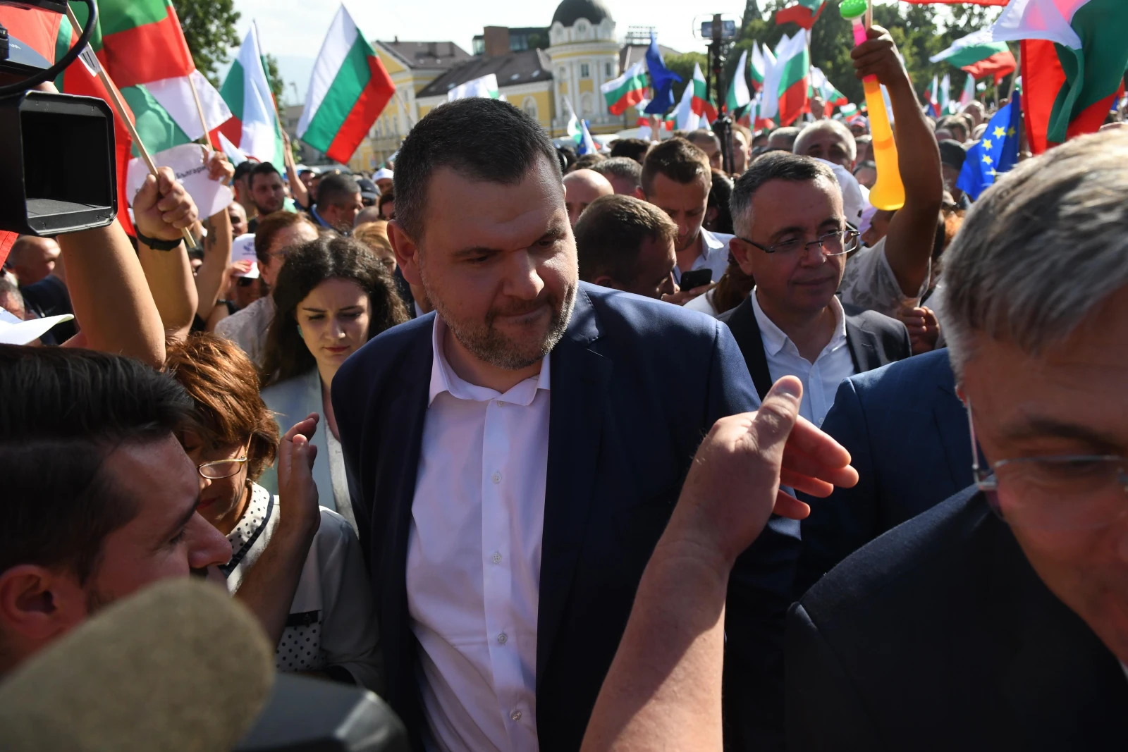 Делян Пеевски се появи неочаквано на протеста срещу кабинета Петков.