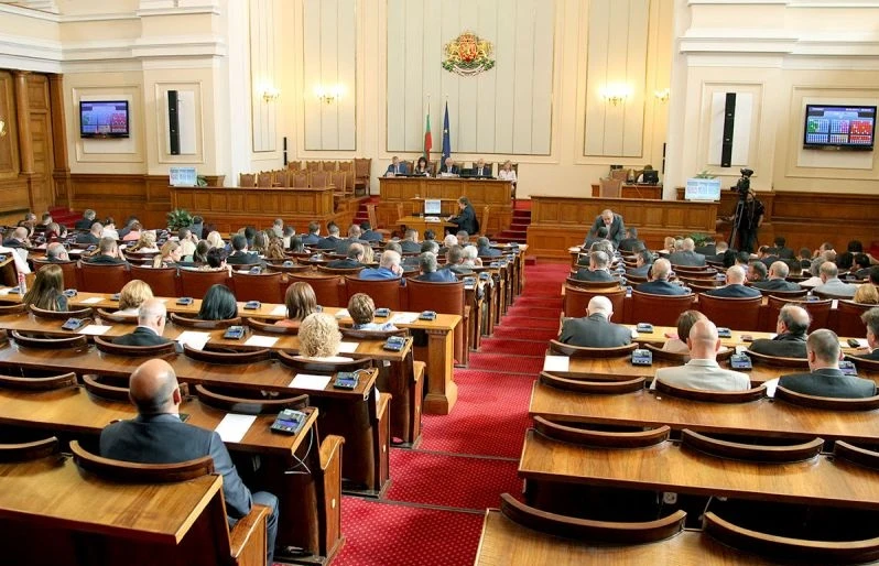 На извънредно заседание депутатите гласуват на второ четене т. нар.