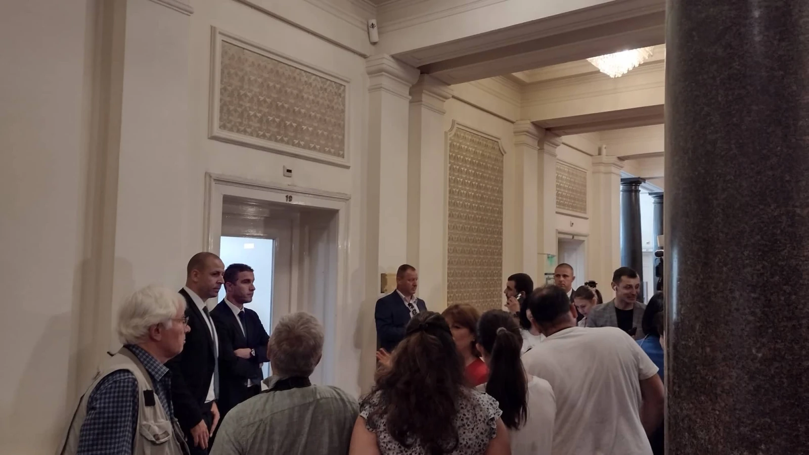 Премиерът Кирил Петков е в Народно събрание.Министър-председателят се появи в