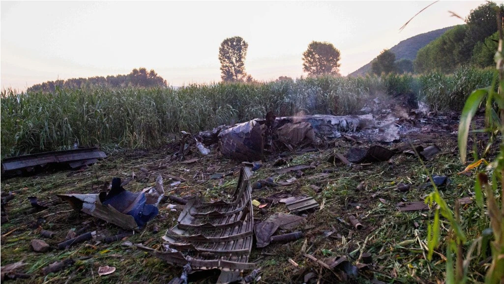 СНИМКА: REUTERSСамолетът Antonov An-12BK, който се разби преди полунощ в
