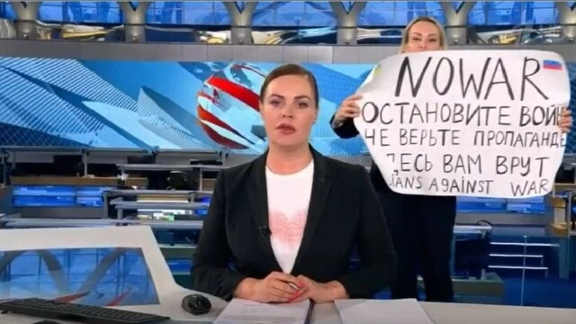 Руската журналистка Марина Овсянникова, която извърши през март протестна акция