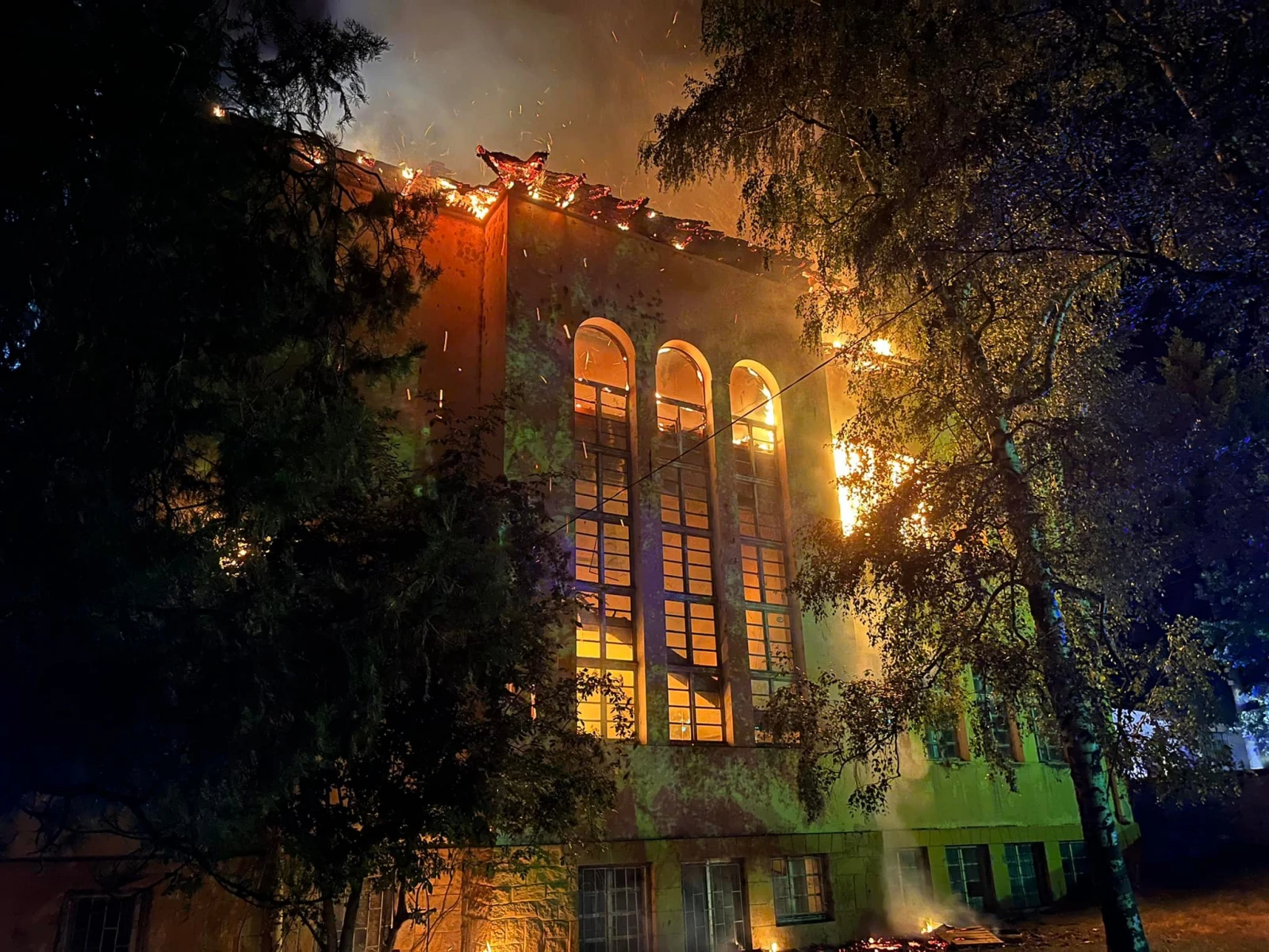 Снимки: KarlovoPressЧасове преди да пламне училището в карловското село Васил
