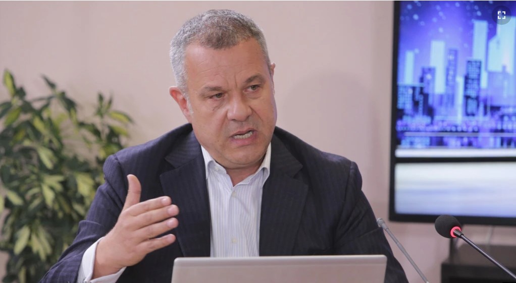 СНИМКА: BTAГенералният директор на Българска национална телевизия Емил Кошлуков излезе