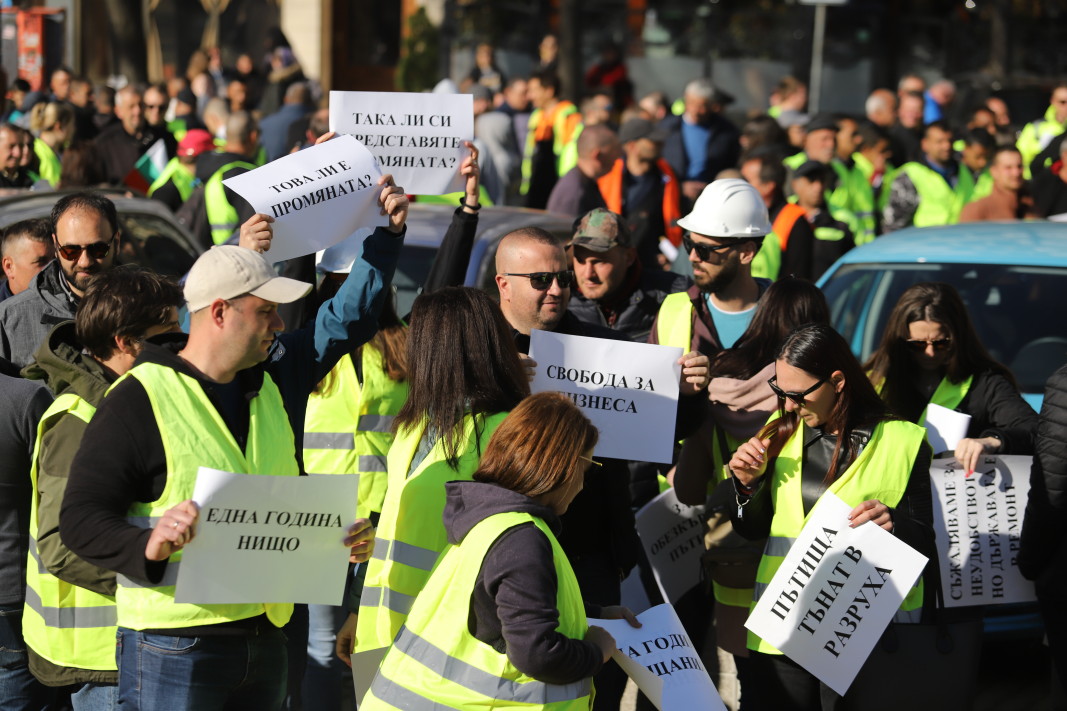 Пътните строителни фирми излизат на безсрочна стачка заради неизплатени средства.Протестите
