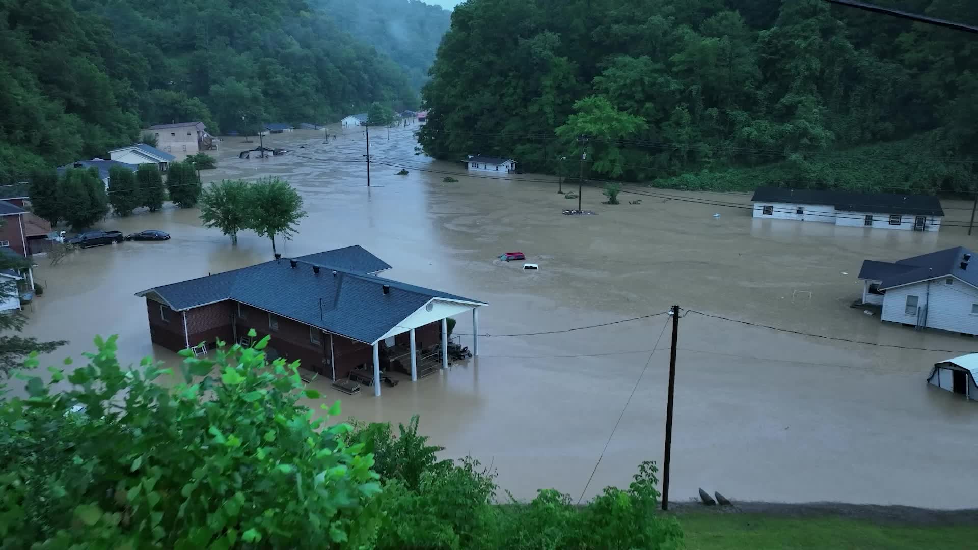 Продължават проливните дъждове в Съединените щати, причинили редица наводнения из