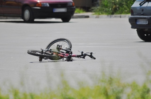 Автомобил блъсна велосипедист в Плевенско и избяга, съобщиха от полицията.Злополуката