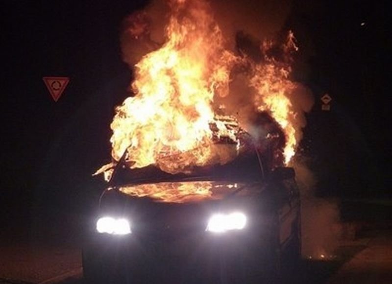Автомобил се запали по пътя Симитли-Разлог, съобщиха от полицията в