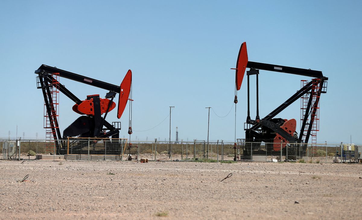 Цените на петрола се сринаха в понеделник, слагайки край на