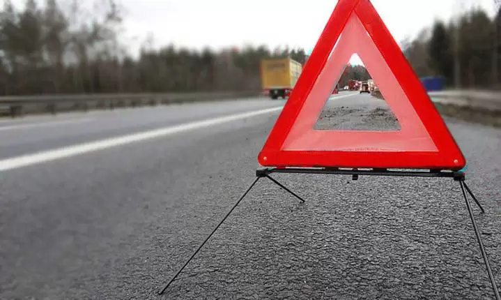 38-годишен шофьор почина, след удар в дърво във Варненско, съобщиха