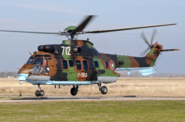 Дежурен екипаж на вертолет „Кугар“ от състава на Военновъздушните сили
