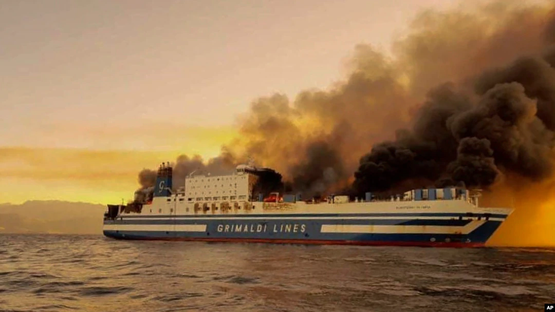 Голям пожар бушува на борда на ферибот, край брега на